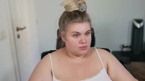 Snapshot of love_wiggy18 chatting on September 22, 2:26 pm Ally online show from September 22, 2:26 pm