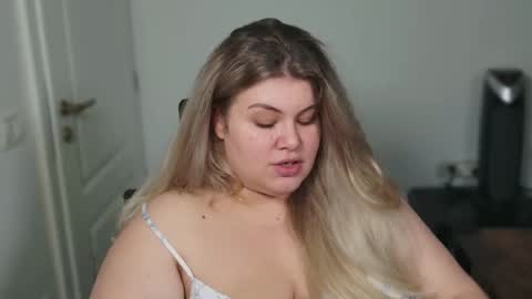 Snapshot of love_wiggy18 chatting on October 8, 7:56 am Ally online show from October 8, 7:56 am
