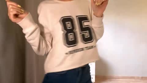 Ella online show from December 3, 7:00 am