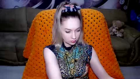 Snapshot of lovellymalina chatting on December 22, 12:16 pm private open online show from December 22, 12:16 pm