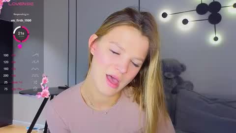 Snapshot of lovely_babyy chatting on September 26, 1:14 am Jenny online show from September 26, 1:14 am