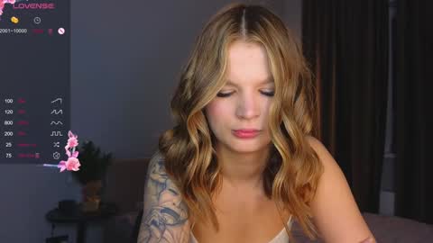 Snapshot of lovely_babyy chatting on December 19, 12:13 am Jenny online show from December 19, 12:13 am