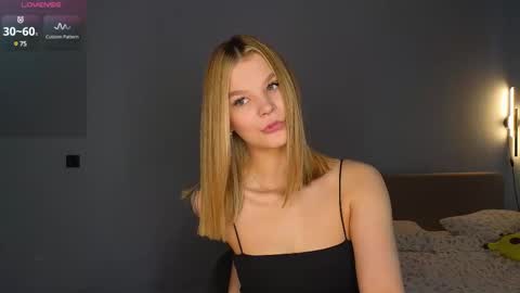 Snapshot of lovely_babyy chatting on February 18, 2:05 am Jenny online show from February 18, 2:05 am