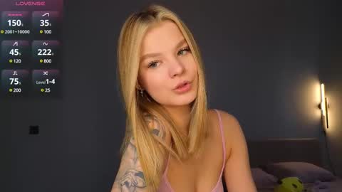Snapshot of lovely_babyy chatting on February 25, 2:25 am Jenny online show from February 25, 2:25 am