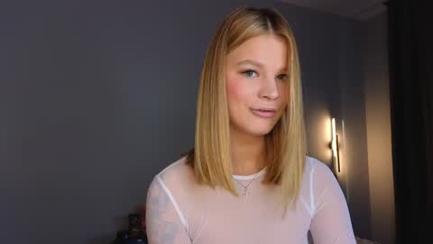 Snapshot of lovely_babyy chatting on February 2, 4:15 am Jenny online show from February 2, 4:15 am