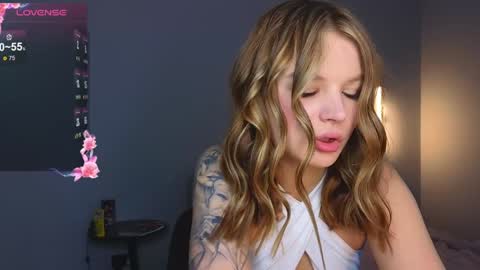 Snapshot of lovely_babyy chatting on December 17, 2:44 am Jenny online show from December 17, 2:44 am