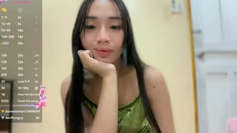 lovely_leah23 online show from May 8, 8:32 pm