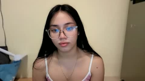 Snapshot of lovely_leah23 chatting on October 17, 9:12 am lovely_leah23 online show from October 17, 9:12 am