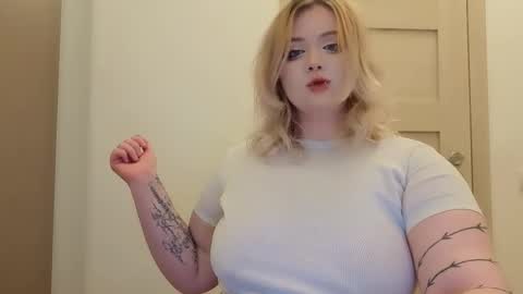 Snapshot of lovely_leilla chatting on October 17, 6:11 pm lovely_leilla online show from October 17, 6:11 pm