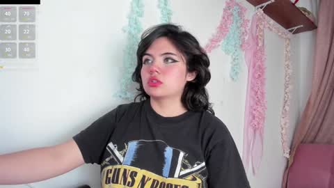 Snapshot of lovely_paris_01 chatting on January 16, 5:00 am Paris Rose online show from January 16, 5:00 am
