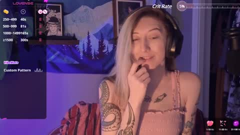 lovelylittlelucyy online show from December 21, 8:10 pm