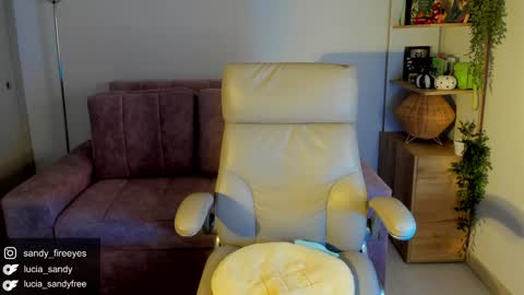 Snapshot of lucia_sandy chatting on October 2, 11:10 pm Lu Intagramsandy fireeyes online show from October 2, 11:10 pm