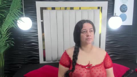 Snapshot of lucia_vonne chatting on January 22, 11:01 am Lucia Vonne online show from January 22, 11:01 am