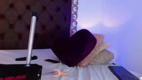 Snapshot of luciacollinss_ chatting on October 15, 2:30 pm Lucia online show from October 15, 2:30 pm