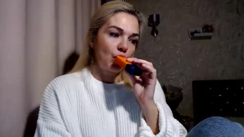 Snapshot of luciasnowy chatting on September 13, 7:27 am LuciaSnowy online show from September 13, 7:27 am