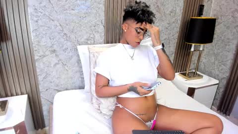  lucia wallace  online show from March 4, 11:11 pm