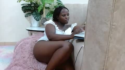 Snapshot of luckyawesome chatting on December 31, 12:00 am Crisiah online show from December 31, 12:00 am