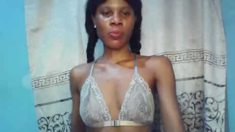 Snapshot of luckymadequeen chatting on January 16, 10:12 pm Gloria online show from January 16, 10:12 pm