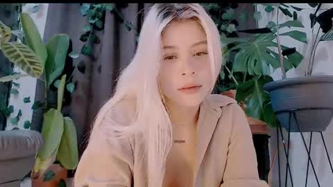 Snapshot of luckysapphire777 chatting on October 18, 9:23 am luckysapphire777 online show from October 18, 9:23 am