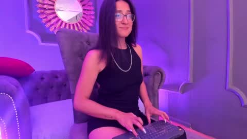 Snapshot of lucy_williiams chatting on December 9, 3:22 pm Lucy online show from December 9, 3:22 pm