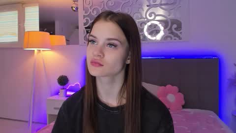 LuisaClover online show from March 25, 1:25 pm