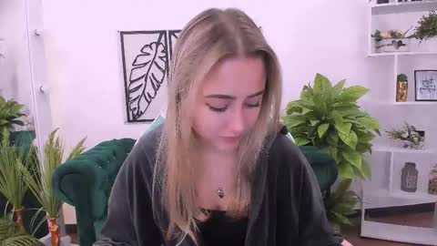 Snapshot of lulu___moon chatting on September 14, 7:17 am Lily online show from September 14, 7:17 am
