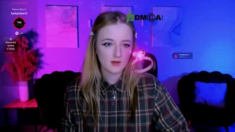 luna_berryy online show from April 1, 8:17 pm