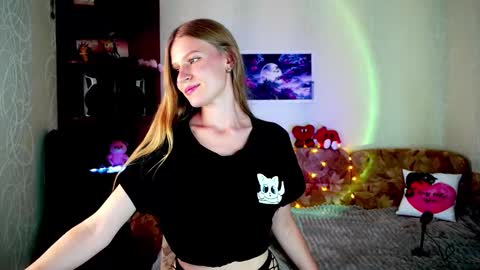 Snapshot of luna_evan chatting on September 9, 9:09 am luna_evan online show from September 9, 9:09 am