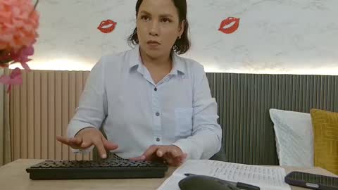 luna_valle online show from March 5, 8:59 pm