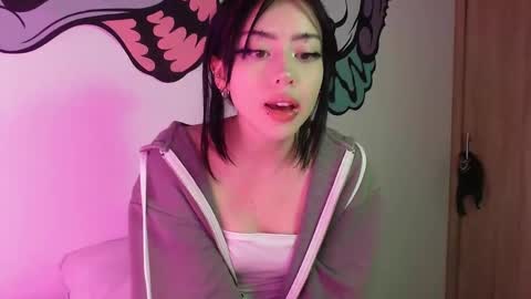 Snapshot of lustful_aprilx chatting on December 19, 5:18 am Valerie  April   online show from December 19, 5:18 am