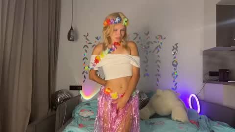 Snapshot of lxsundolyxl_ chatting on October 4, 3:23 am Lana online show from October 4, 3:23 am