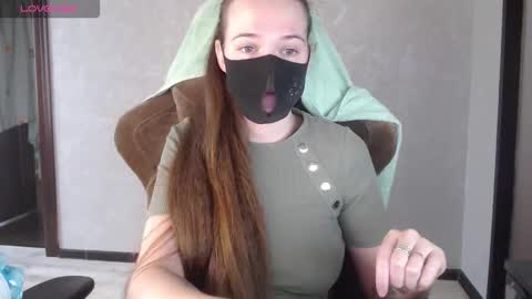 Snapshot of m00n8kiki chatting on October 20, 6:27 am Ksu online show from October 20, 6:27 am