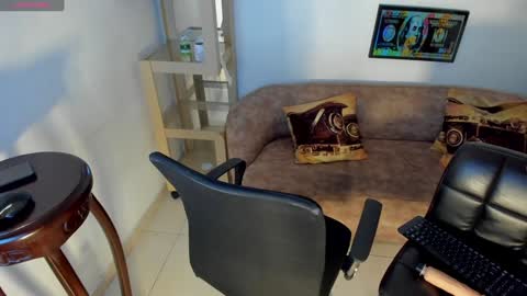 Snapshot of m1lk_choc chatting on February 7, 3:08 pm Mila online show from February 7, 3:08 pm