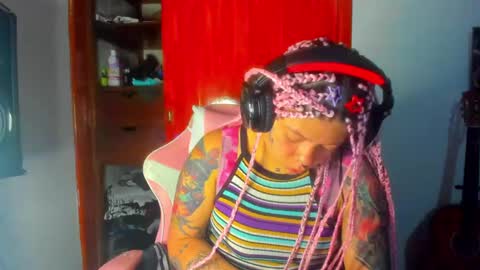 Snapshot of madam_sativa chatting on September 25, 2:10 am di online show from September 25, 2:10 am