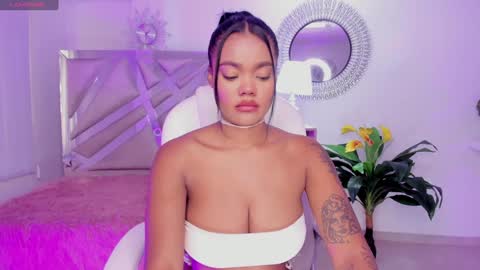 Snapshot of madisson_davon chatting on December 17, 2:00 pm Madisson Davon online show from December 17, 2:00 pm