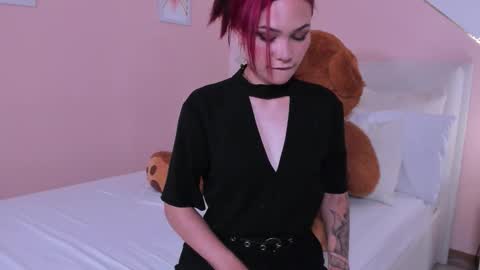 Snapshot of mae_lyra chatting on October 17, 10:13 pm Mae Lyra online show from October 17, 10:13 pm