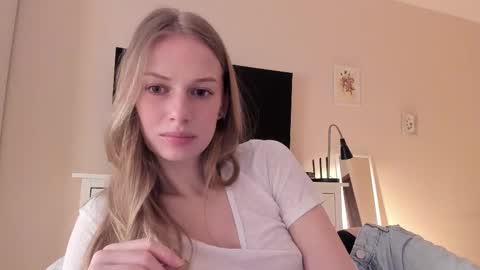Snapshot of magic_couple13 chatting on March 6, 12:09 pm Alice online show from March 6, 12:09 pm
