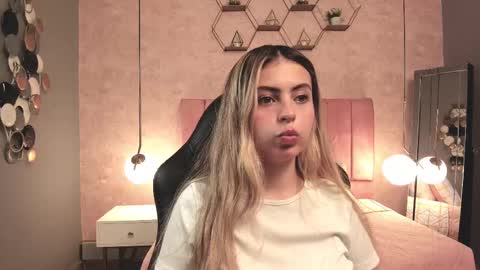 Snapshot of magic_fernanda chatting on October 4, 9:52 pm Fer online show from October 4, 9:52 pm