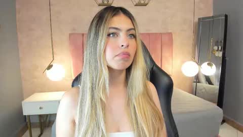 Snapshot of magic_fernanda chatting on October 21, 8:35 pm Fer online show from October 21, 8:35 pm
