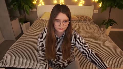 Snapshot of magicpeachhs chatting on December 23, 7:06 am Emily online show from December 23, 7:06 am