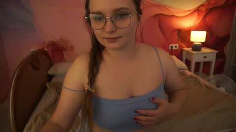 Snapshot of magicpeachhs chatting on September 30, 12:55 pm Emily online show from September 30, 12:55 pm