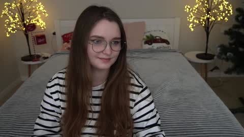 Snapshot of magicpeachhs chatting on December 18, 1:56 pm Emily online show from December 18, 1:56 pm