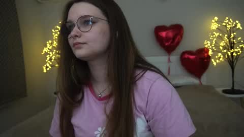 Snapshot of magicpeachhs chatting on February 28, 5:15 pm Emily online show from February 28, 5:15 pm
