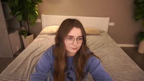 Snapshot of magicpeachhs chatting on December 12, 2:00 pm Emily online show from December 12, 2:00 pm