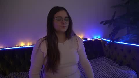 Snapshot of magicpeachhs chatting on December 16, 7:10 pm Emily online show from December 16, 7:10 pm