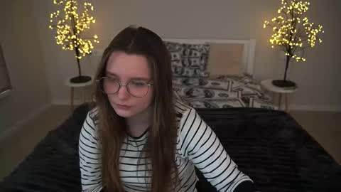 Snapshot of magicpeachhs chatting on October 14, 12:41 pm Emily online show from October 14, 12:41 pm