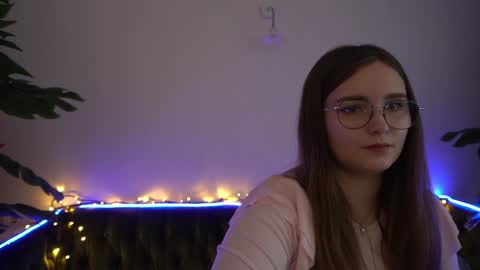 Snapshot of magicpeachhs chatting on December 16, 9:03 am Emily online show from December 16, 9:03 am