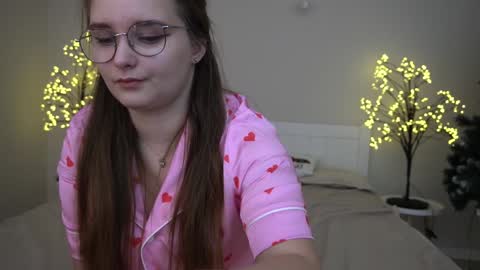 Snapshot of magicpeachhs chatting on January 10, 7:04 am Emily online show from January 10, 7:04 am