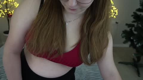 Snapshot of magicpeachhs chatting on December 26, 2:16 pm Emily online show from December 26, 2:16 pm