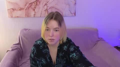 manic_pixie_ online show from February 4, 11:05 am